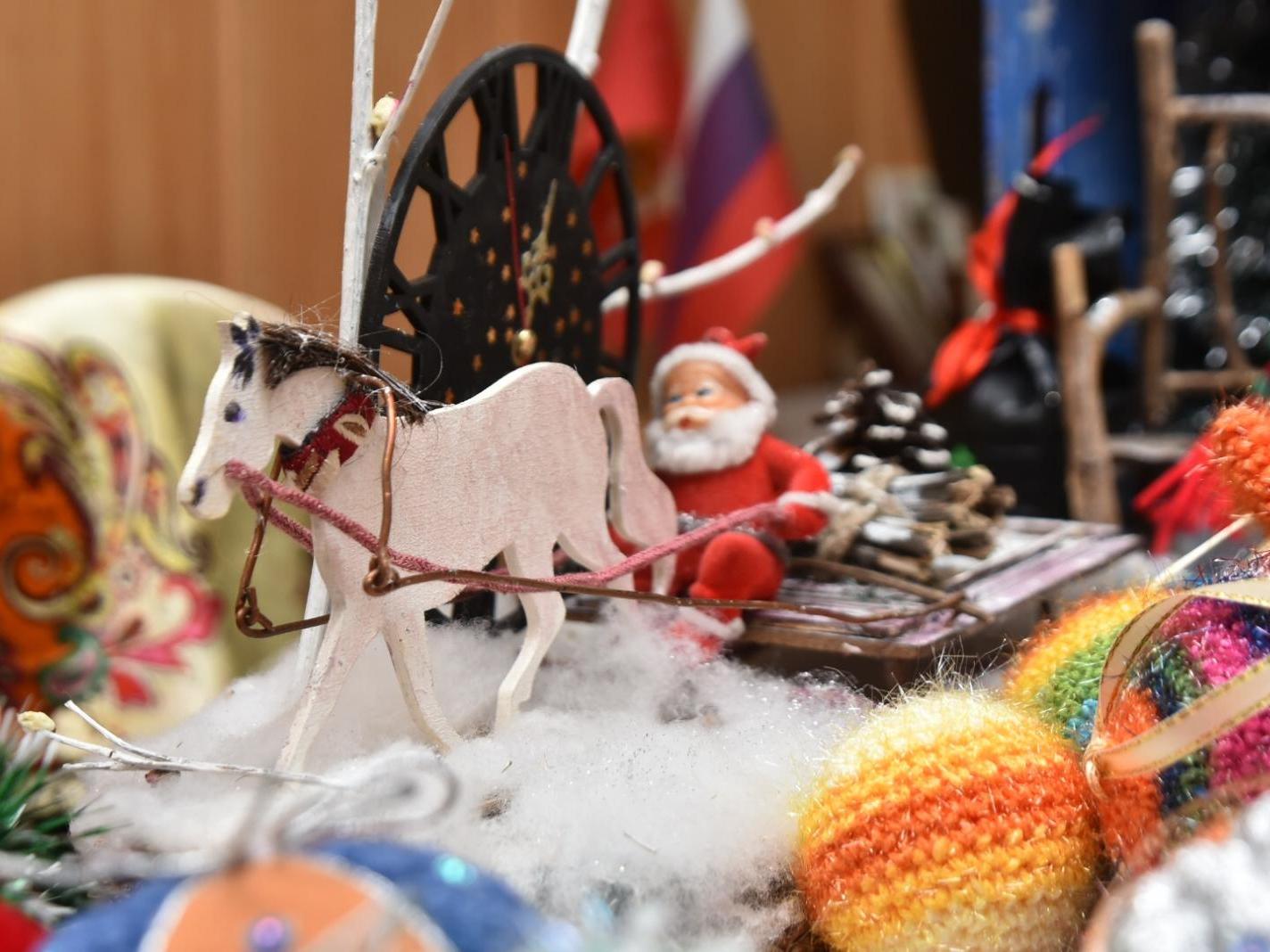 Более 100 новогодних игрушек передали вологжане в «Кладовую Деда Мороза»